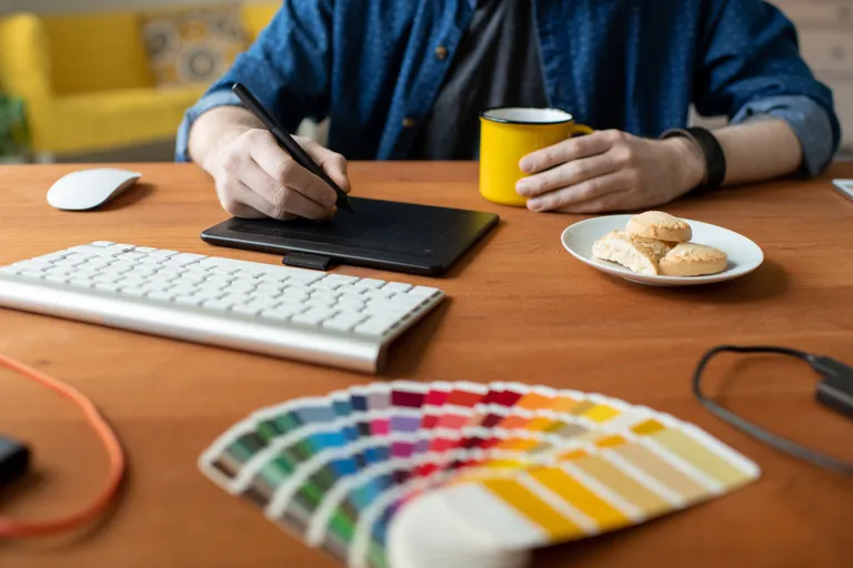 Grafik tablet ve renk örnekleriyle tasarım hazırlığı